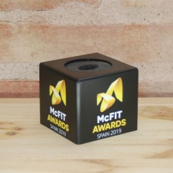 Cubo microfono negro con logo